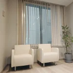 ゆったりとしたソファでお待ちください。