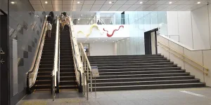 エスカレータで1階へ