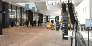 エスカレーターを降りまっすぐ進みます