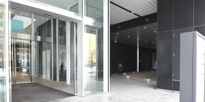 外へ出たら左へ進み信号を渡ります